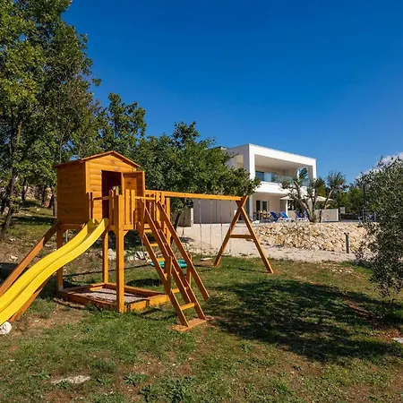 Amazing Deep Villa Maslenica