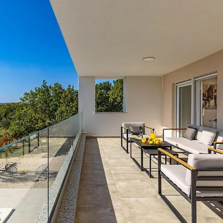 Amazing Deep Villa Maslenica